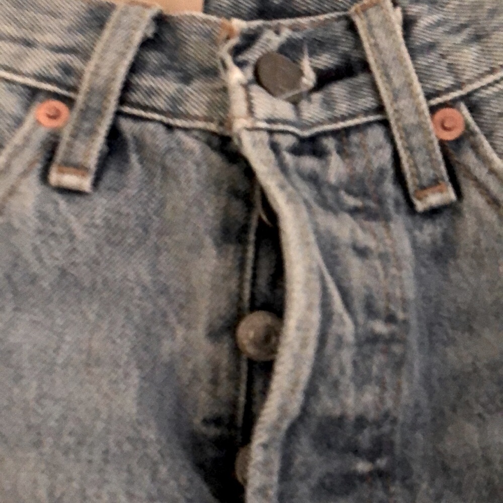 Levi’s (23x30) 501 Distressed Skinny high rise fitted through the hip